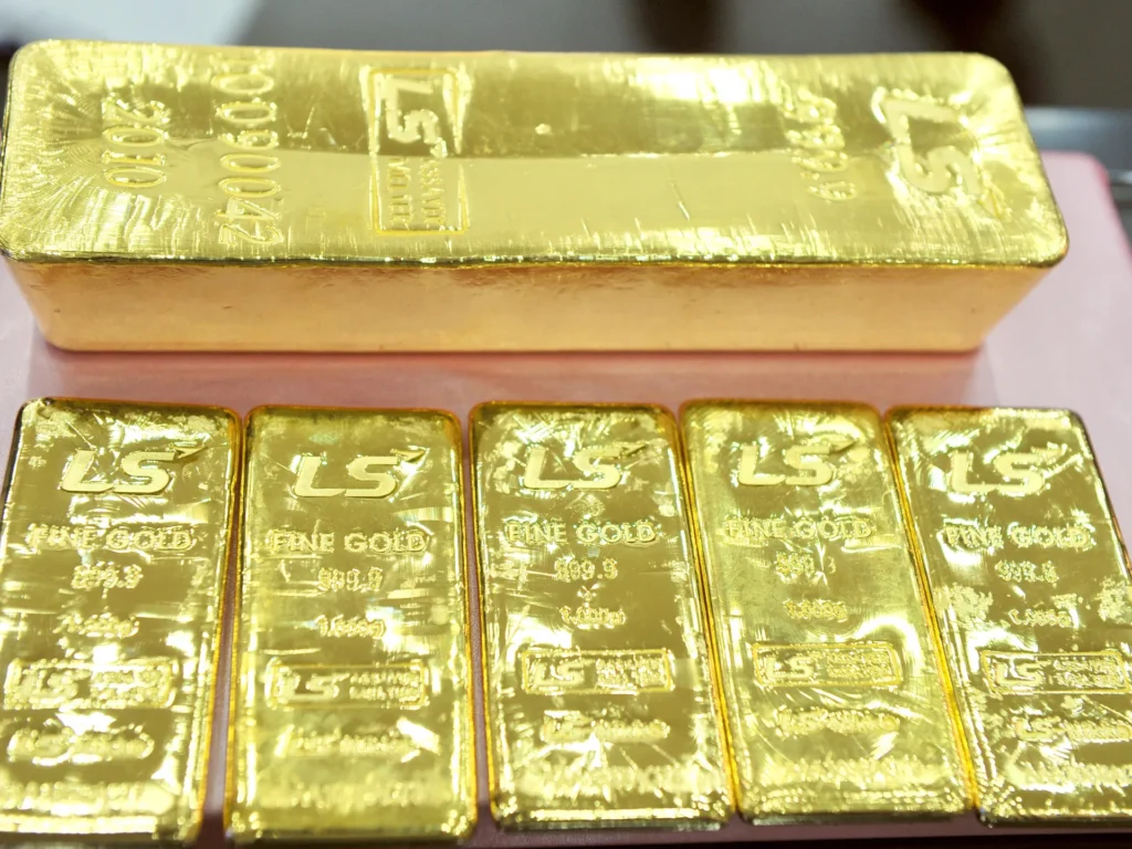 الذهب يسجل مستوى قياسي مع تراجع الدولار وتأثيرات الحرب التجارية