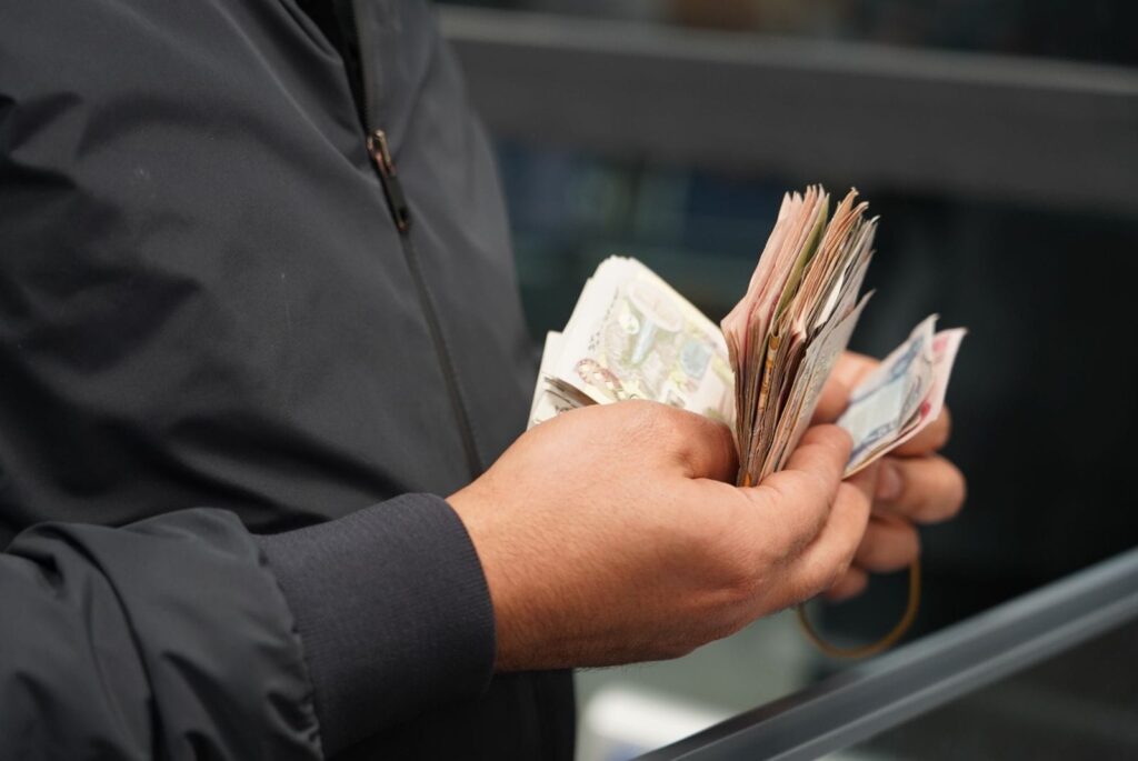 البنك المركزي ينفي رفع حصة المسافرين من الدولار