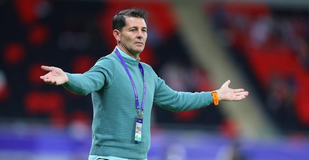 بسبب مخالفة التزامات العقد.. كاساس خارج قيادة المنتخب العراق