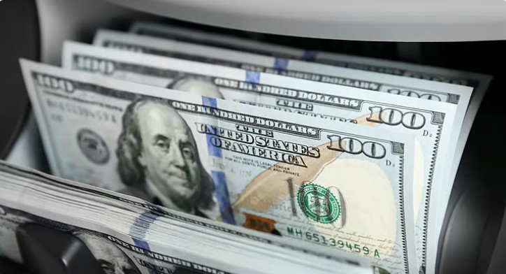 الدولار يكافح للحفاظ على مكاسب متواضعة