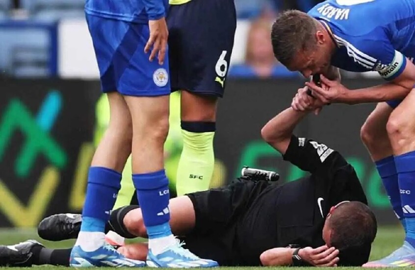 لاعب يطلق صافرة إيقاف المباراة بدل الحكم في موقف غريب