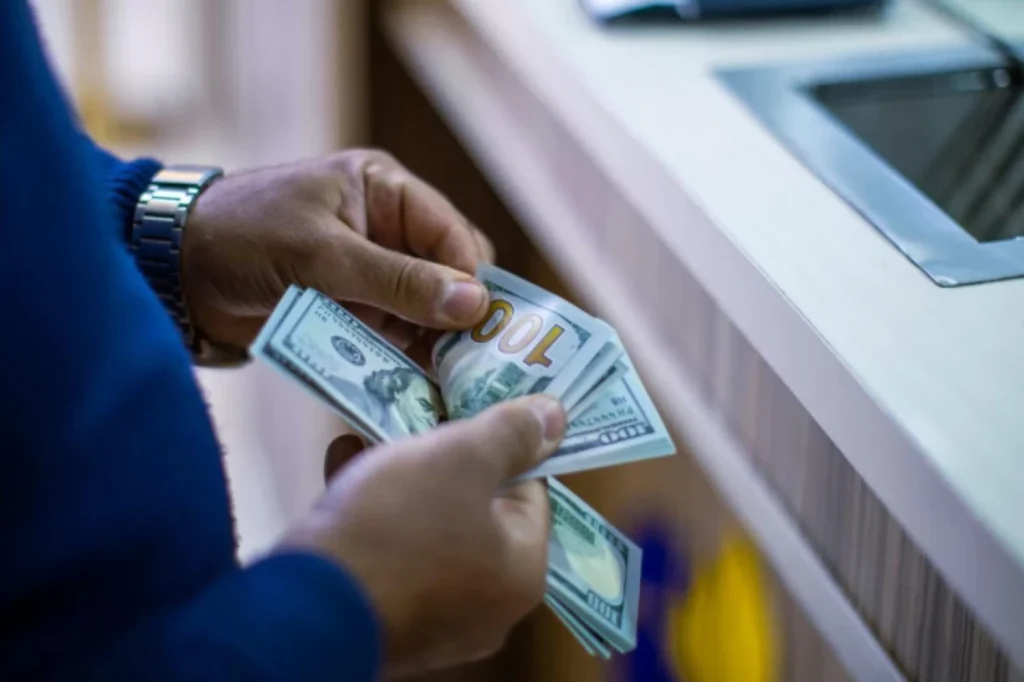 مستشار حكومي يحدد أسباب انخفاض الدولار أمام الدينار