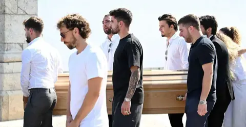 لاعبو ليفربول يشيعون نعش زميلهم ديوغو جوتا