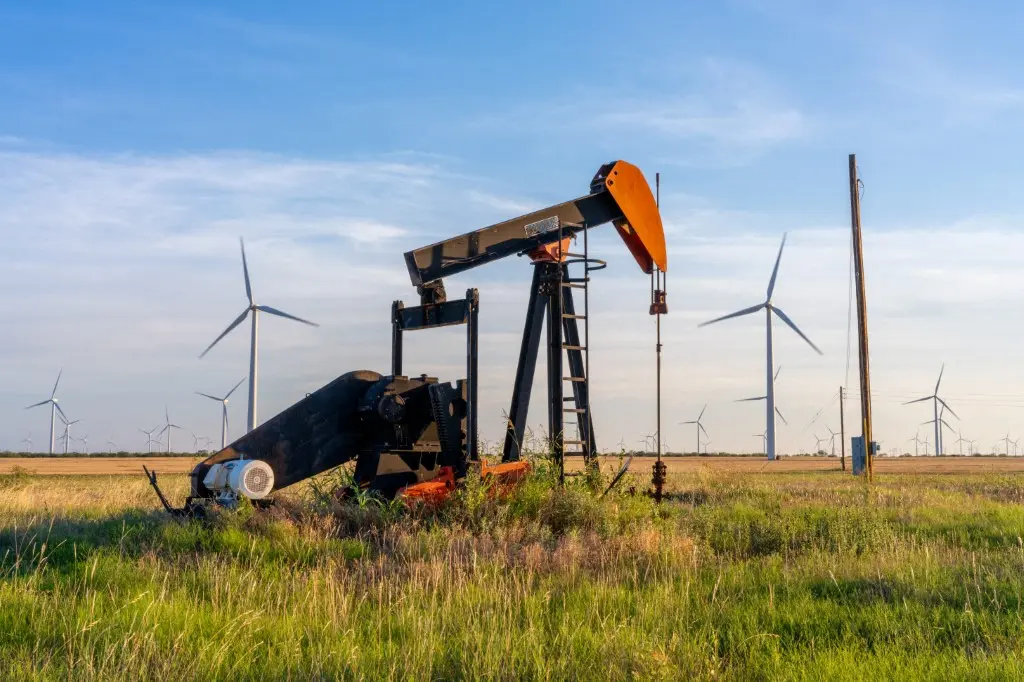 النفط يتراجع متأثراً برفع الإنتاج أكثر من المتوقع