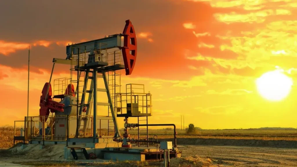 النفط يتراجع مع زيادة إنتاج أوبك+